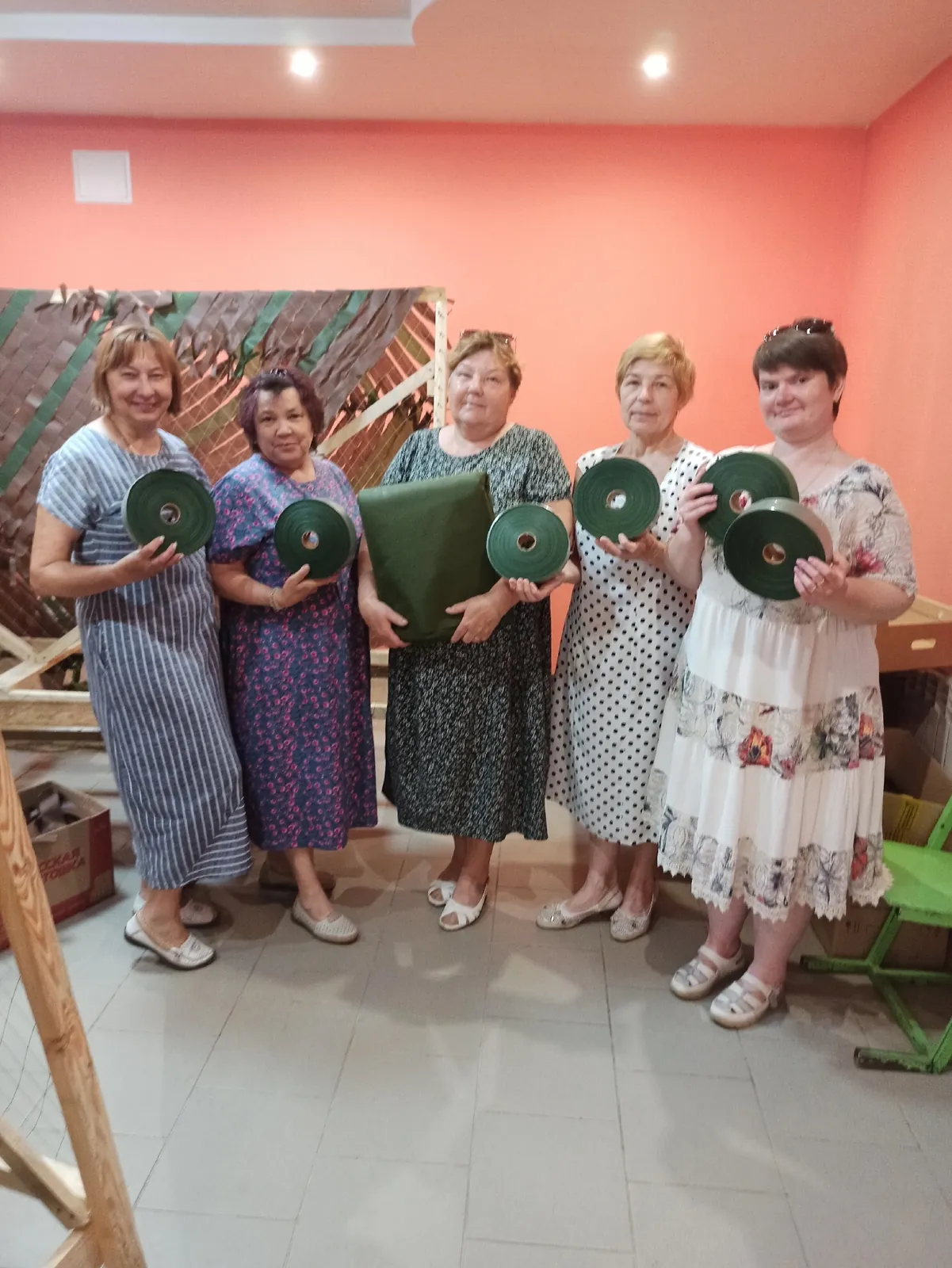 Женщины школы на личные средства, одна за три дня до пенсии, закупили материал для сетей; школьник Алексей помогает ежедневно.