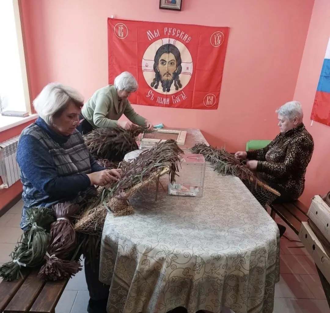 Волонтёры работают несмотря на непогоду. Из Кожи привезли носки со сладкими сюрпризами. Галина Куршина изготовила 422 штуки белья. Анонимный взнос 500 рублей.