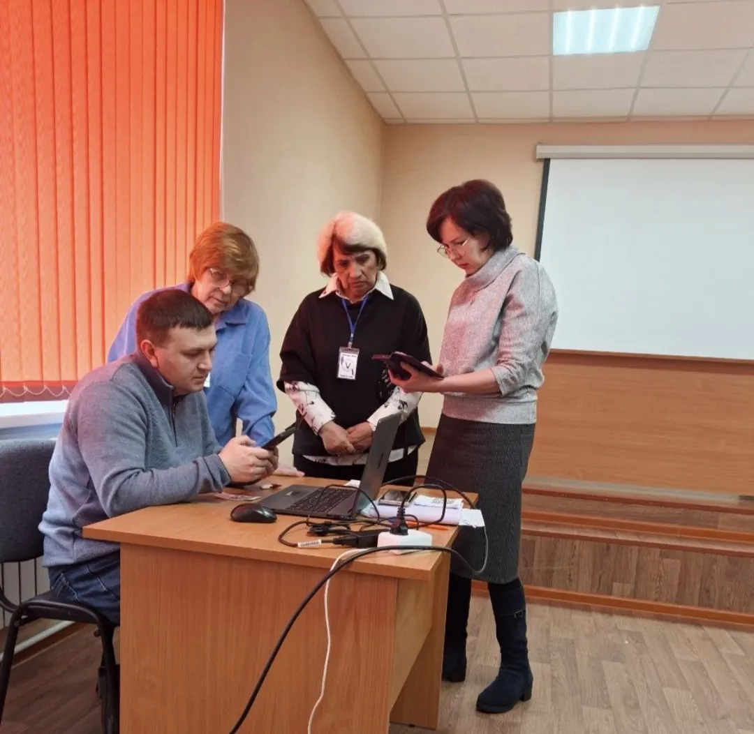 Встреча с руководителем волонтерского центра, отправка гуманитарки, получение сетевого полотна, готовая сеть из Лесниково, три частных взноса.