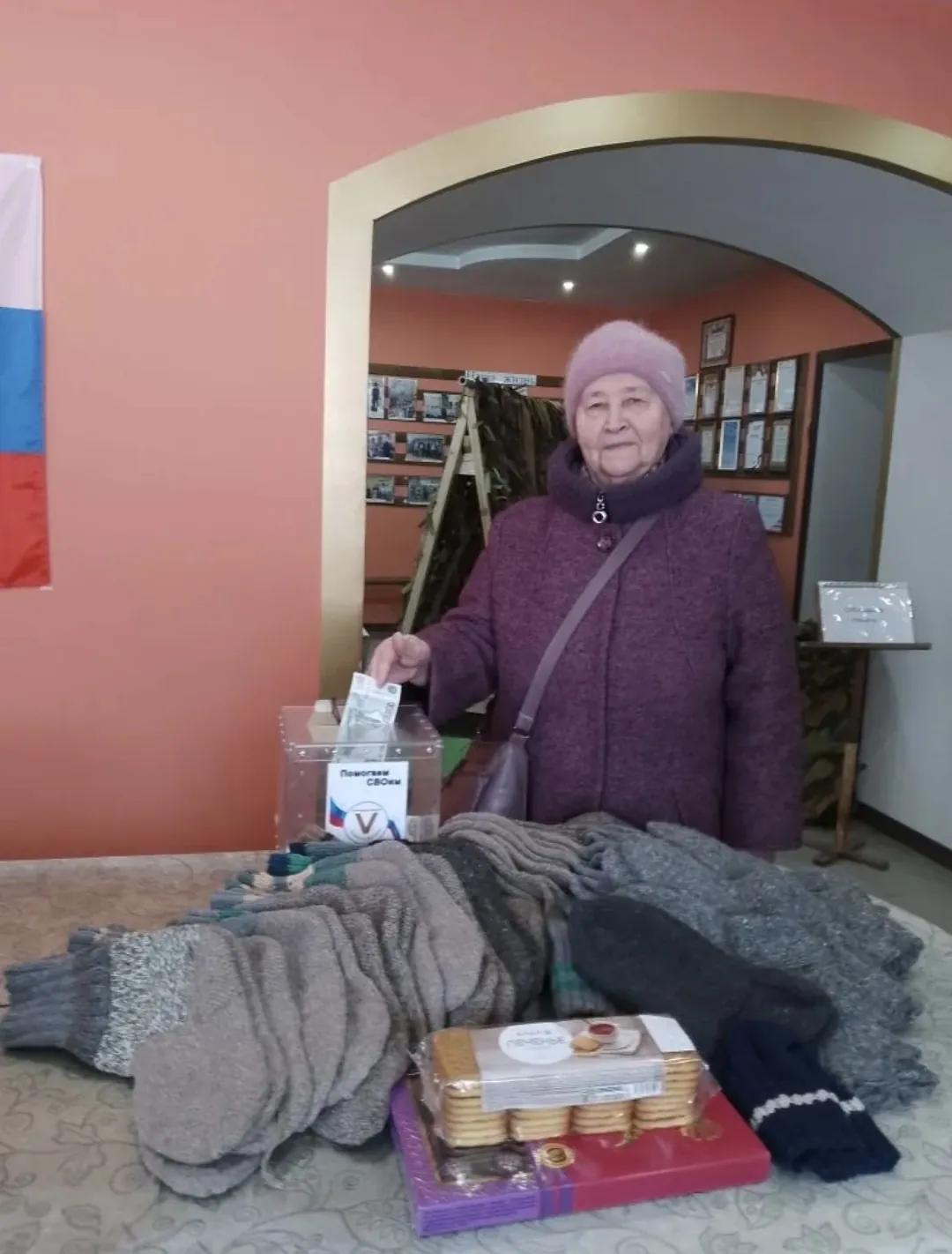 Из Мокина привезли 36 пар носков, Вязникова В.А. связала 42 пары, прошла лекция, переданы банки и подшлемник, собраны средства на материал для сетей.