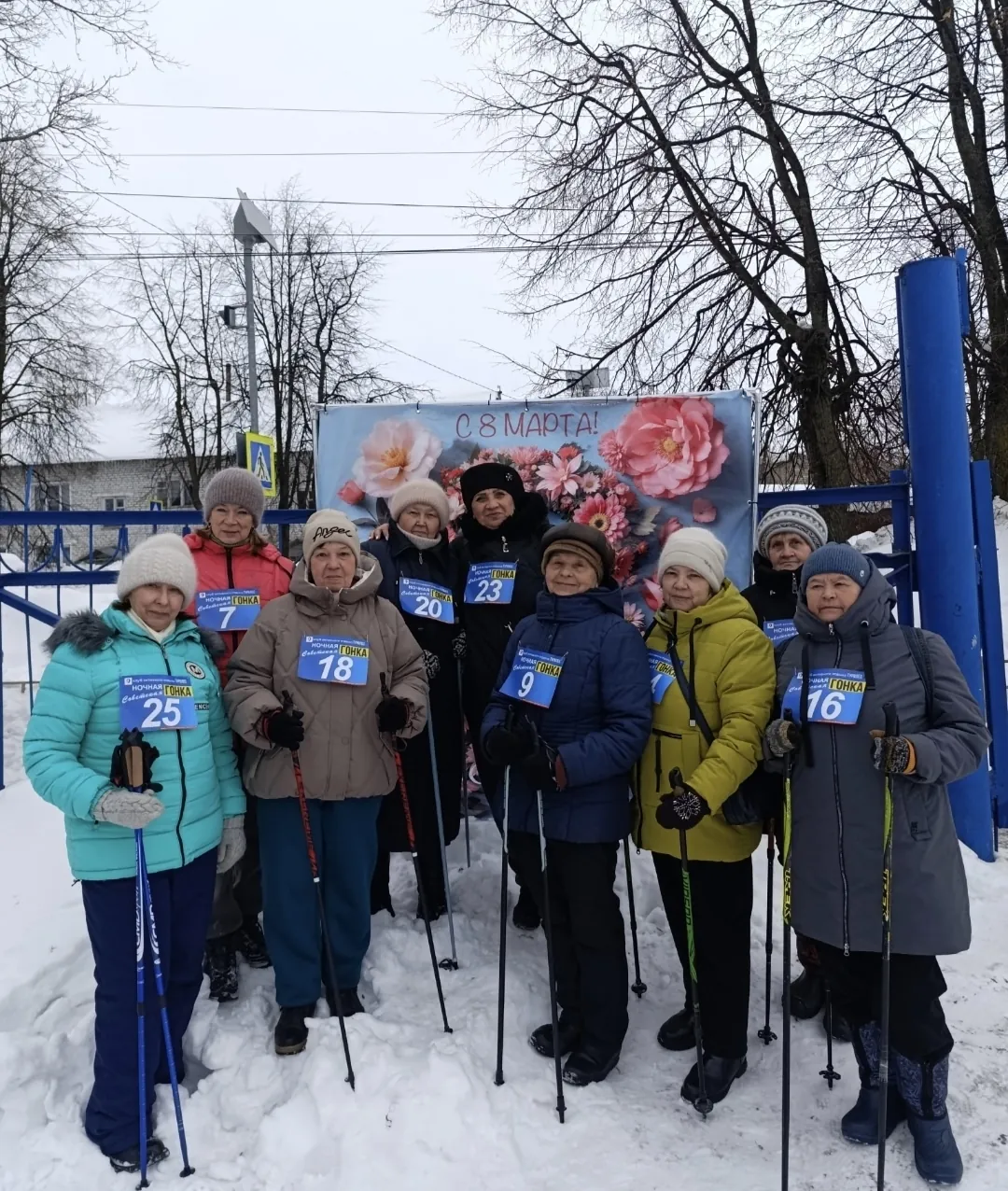 Подготовили гуманитарную помощь к отправке, продолжили работу, получили вязаные шапки, участвовали в соревнованиях по ходьбе.