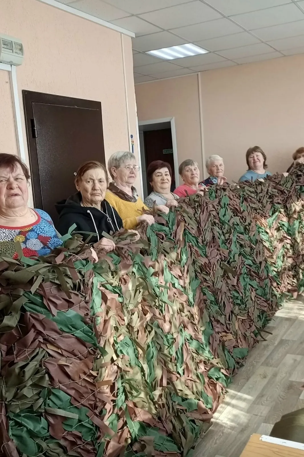 Помощники из Обухово и Кожи привезли сети, носки, гуманитарку и деньги. Коллектив также помог храму подготовить вербные пучки к празднику.