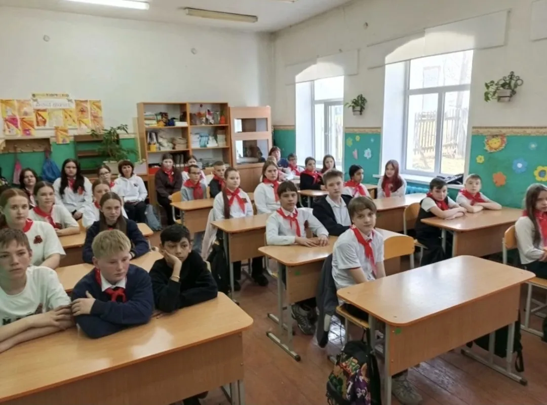 Проведён урок мужества в школе №4. В Воскресной школу приняли помощь: тушёнку, вещи, шапки, 7 тыс. руб. от д. Челка. Зашли подростки.