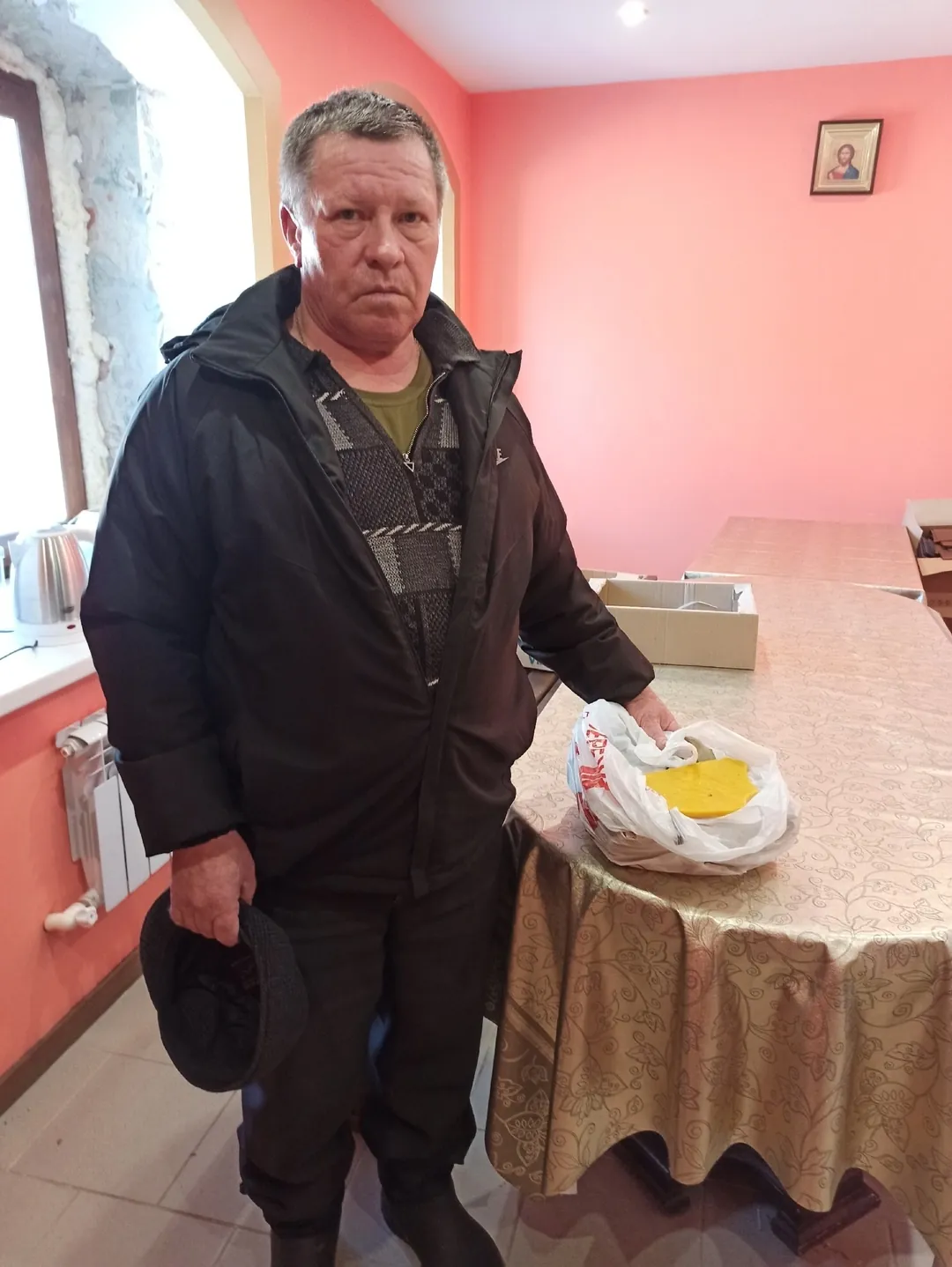 Метелев Сергей откликнулся на проблему с воском и привез его в воскресную школу.