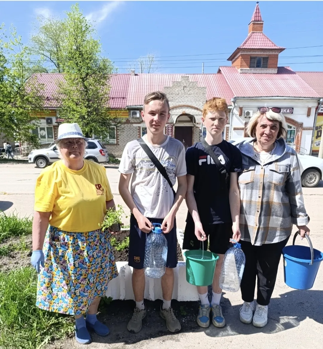 Посадили лобелию в парке с помощью ребят, Галина Куршина подарила фартуки, Обухово привезло сети и коробку гуманитарки.