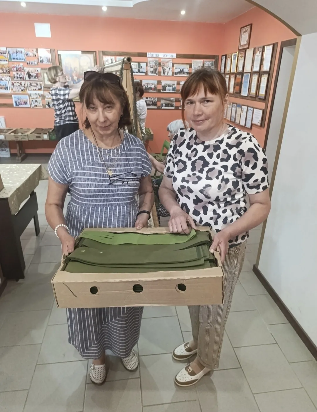 Школьники помогали готовить материалы и внесли 1500 рублей, Галина Куршина сдала 20 изделий (всего 920), соратницы забрали ленты для нарезки на дом.