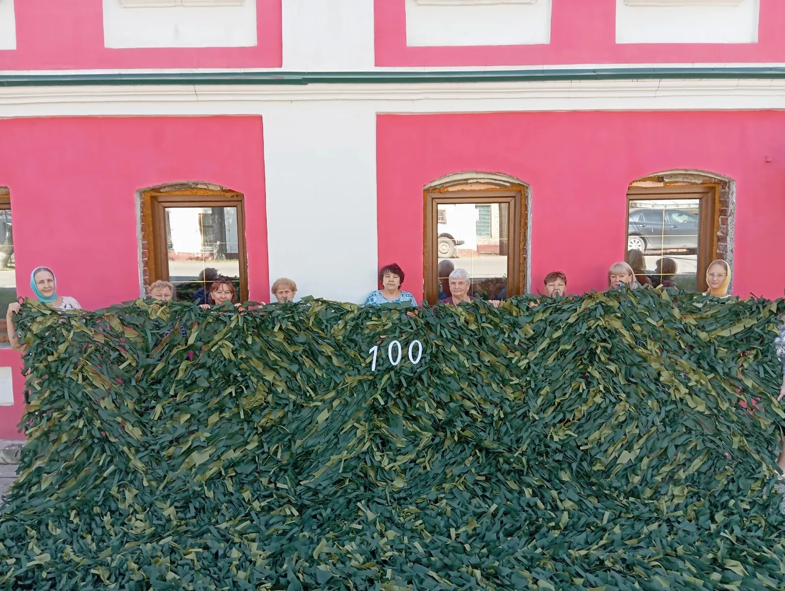 Изготовлена юбилейная 100-я маскировочная сеть, принята помощь для отправки пилы и посылок землякам.