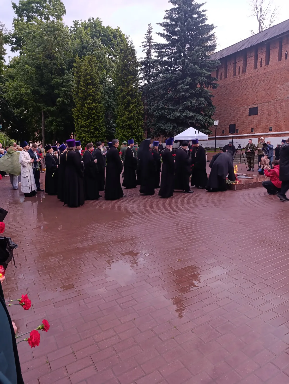Участники конкурса провели акцию "Свеча памяти" у Вечного огня в Смоленске.