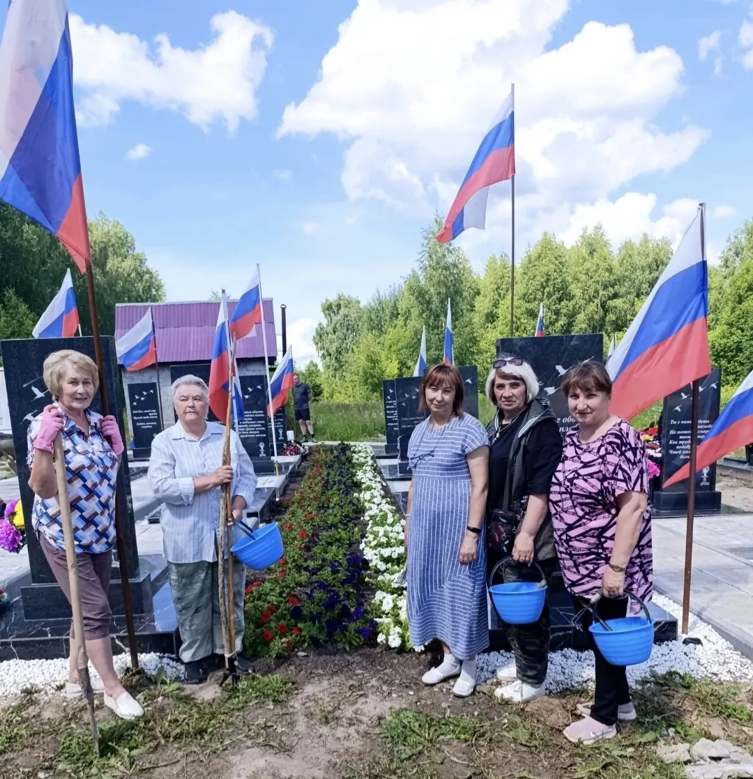 Привезен спанбонд, волонтеры пропололи клумбы на Аллее Славы, из Обухово доставили шишки для свечей, сеть и гуманитарку.