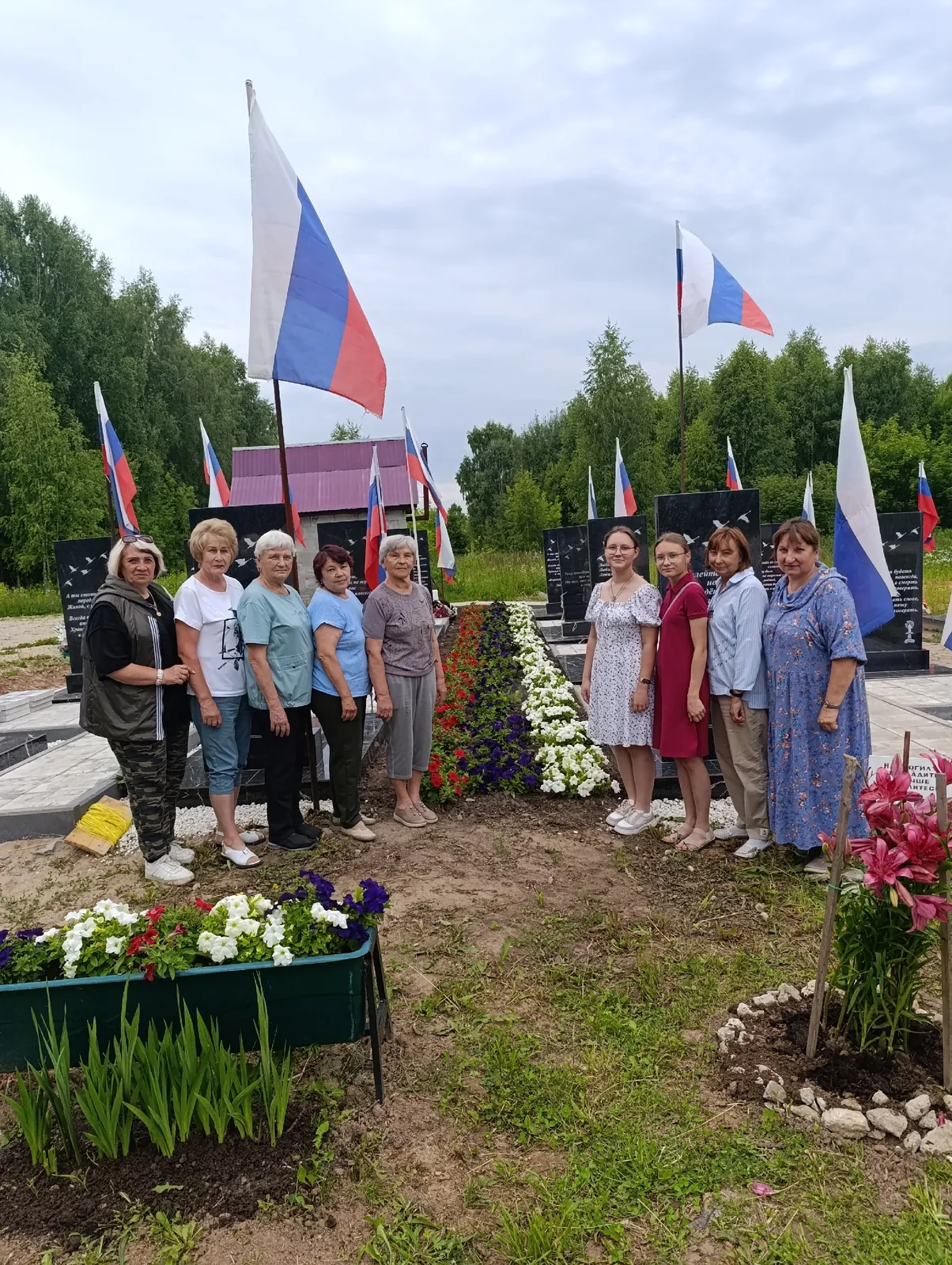 Высажены цветы на Аллее Славы, сплетены и упакованы сети, поступил крупный денежный взнос в копилку.