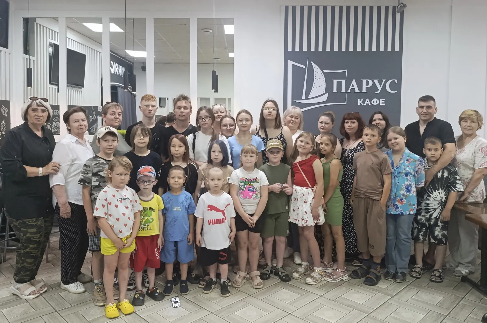 Дети участников СВО смотрели кино, сестры Порубовы внесли 5135 рублей из копилок, приняты пожертвования и доставлена готовая сеть.