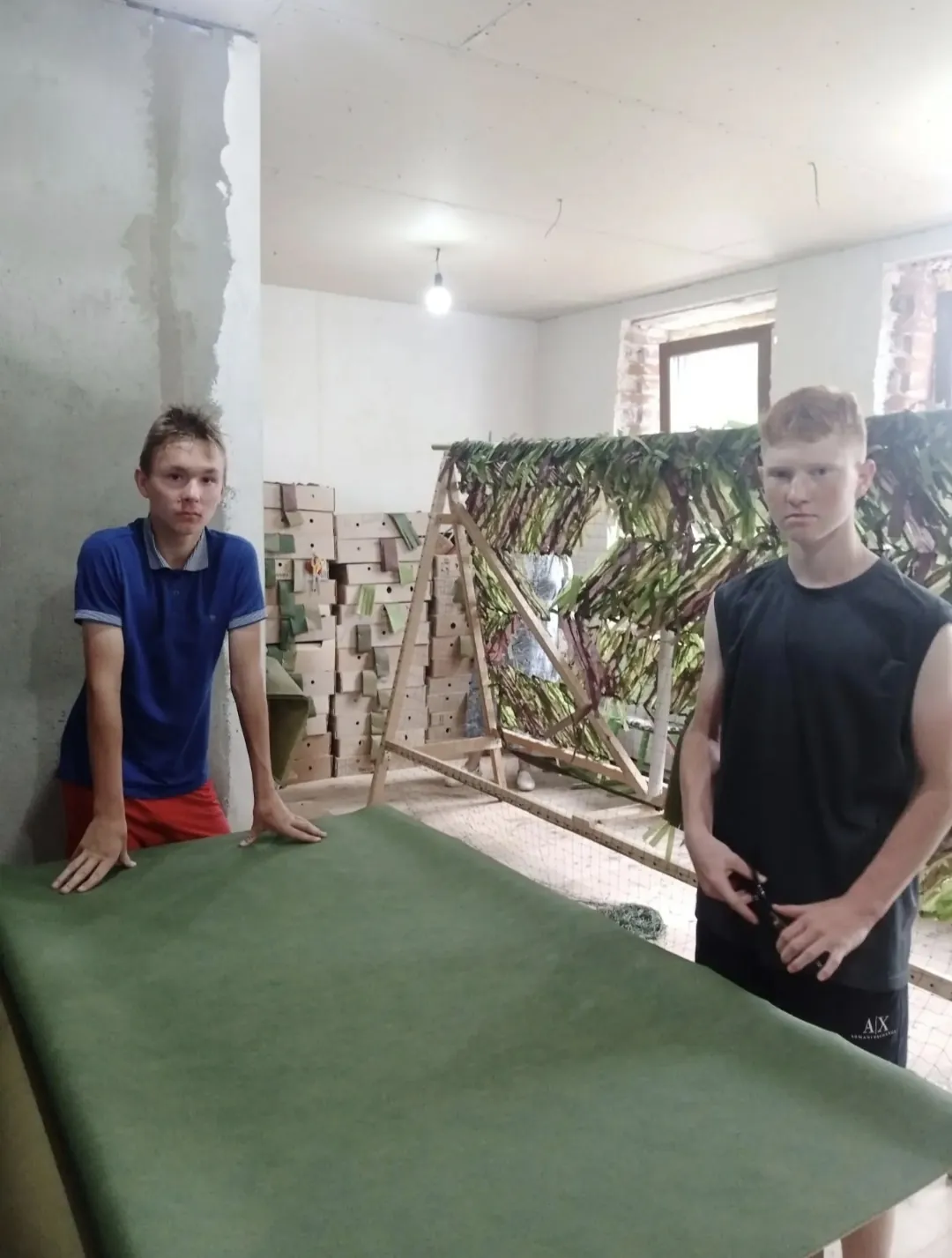 Школьники Никита и Михаил кроили материалы, Галина Аркадьевна сдала полотенца, а волонтёр из Решетниково помогала резать ленты для сетей.