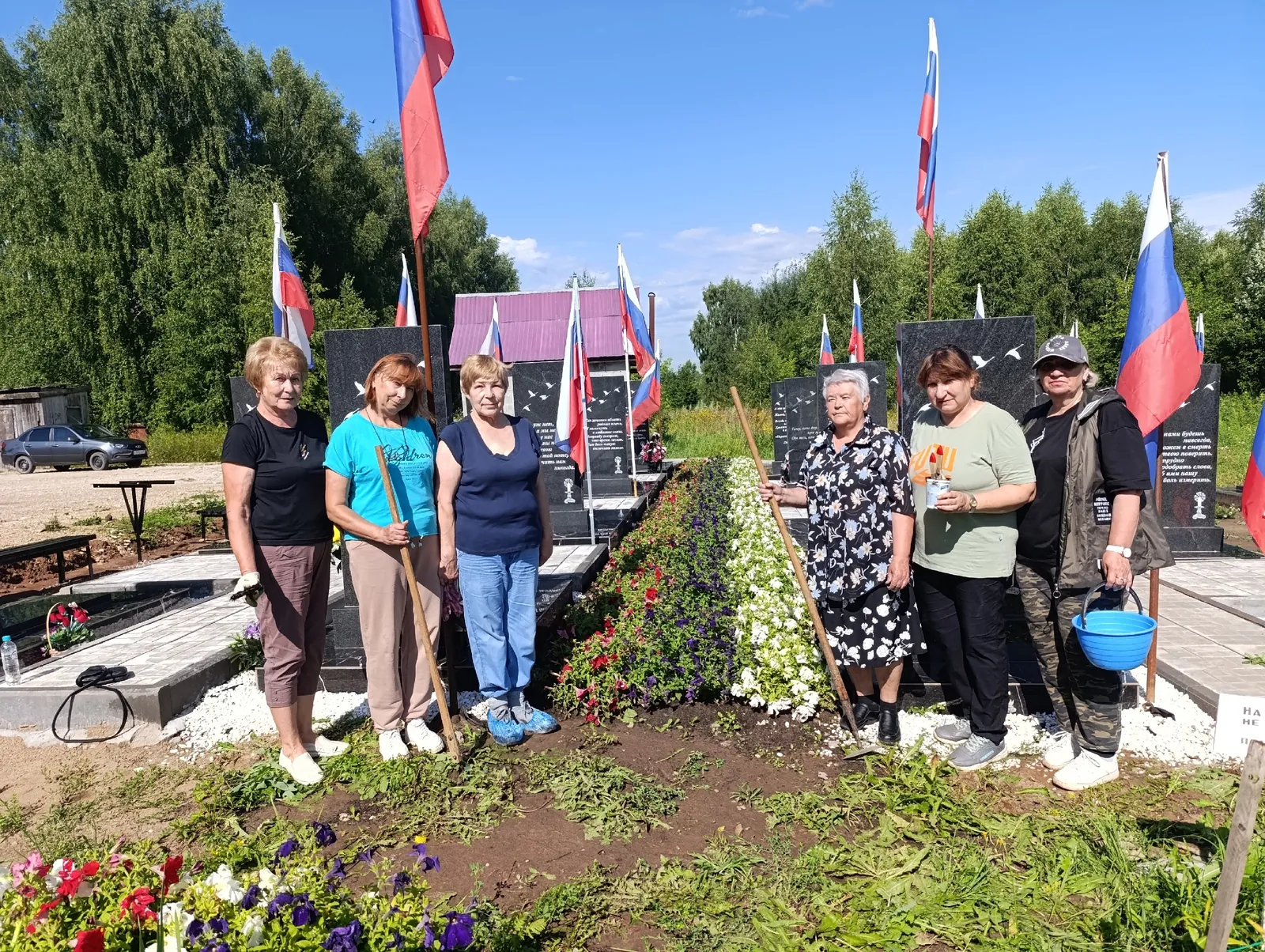 Четверг: покраска скамеек на Аллее Славы, параллельная работа по плетению сетей в школе.