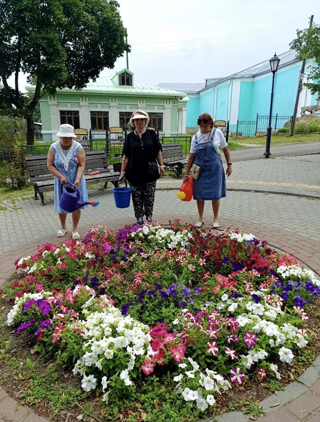 Успели убрать и полить клумбы в парке до дождя. Дети принесли шишки и банки для свечей. Из Лесниково привезли две готовые маскировочные сети.