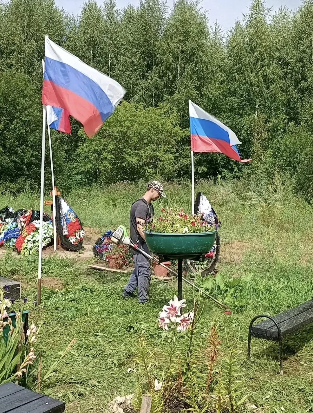 Подготовили к отправке четыре сети, приняли сеть из Воробьёвой Горы, собрали пожертвования. Константин Загарских скосил траву на Аллее Славы.