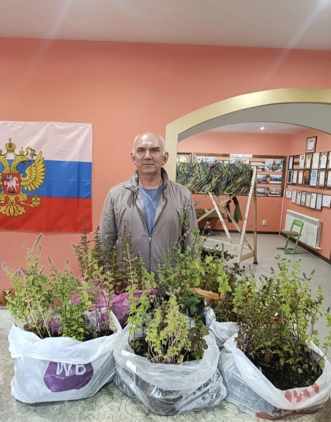 В гостях Зверев Дмитрий, врач Комелин Леонид Юрьевич (подарил мяту) и Лошаков Василий Иванович (принес гвозди). Поступила помощь деньгами, тканями и готовая сеть.