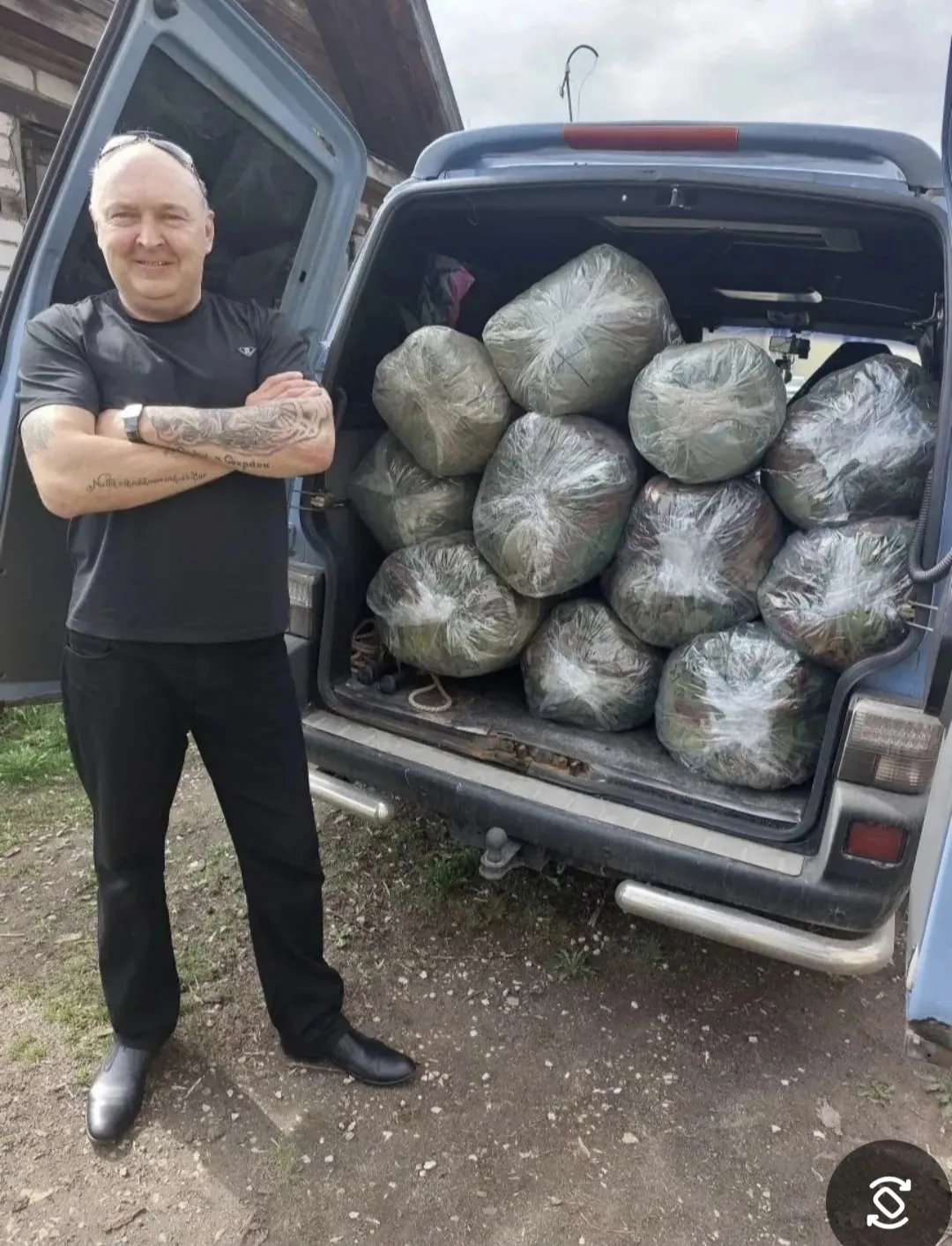 Полушин Сергей и Коробейников Станислав помогали с транспортировкой и парафином. Поступили крупные денежные взносы, вода от лицеистов, помощь из сел, ткани.