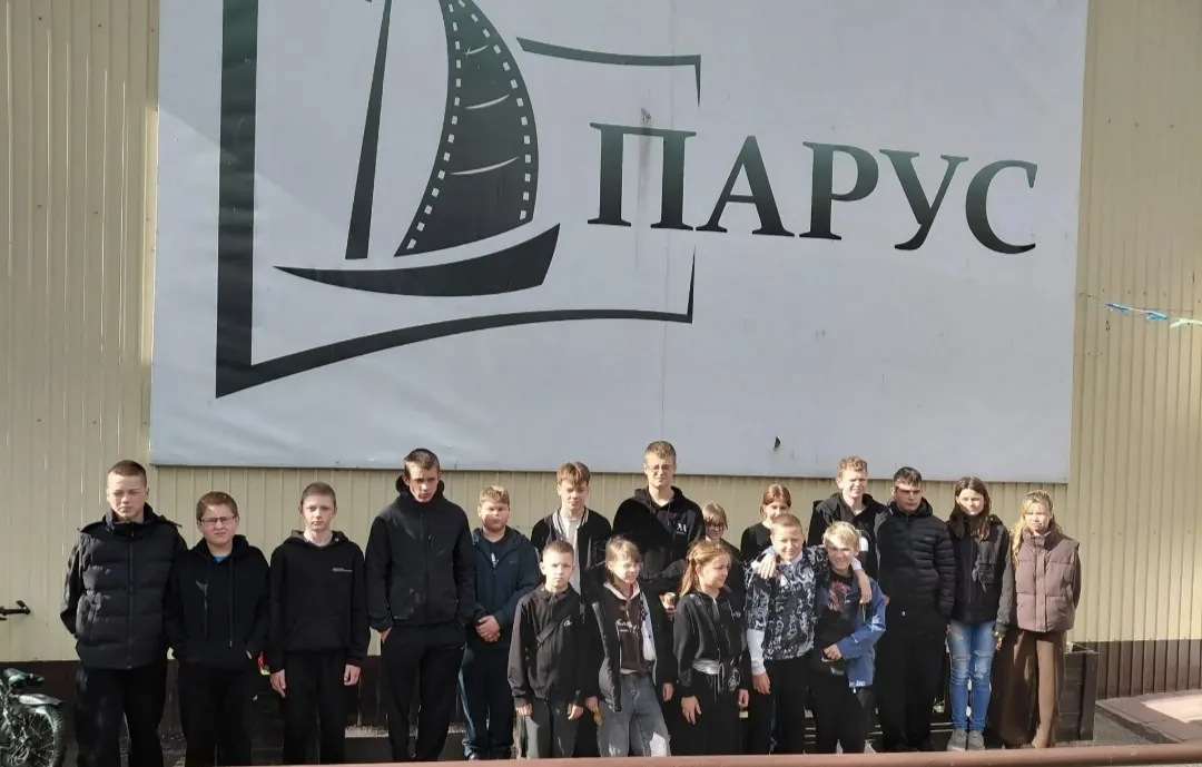 Воскресное мероприятие для 75 детей из семей участников СВО: чаепитие, игры, пицца и просмотр фильма в кинотеатре.