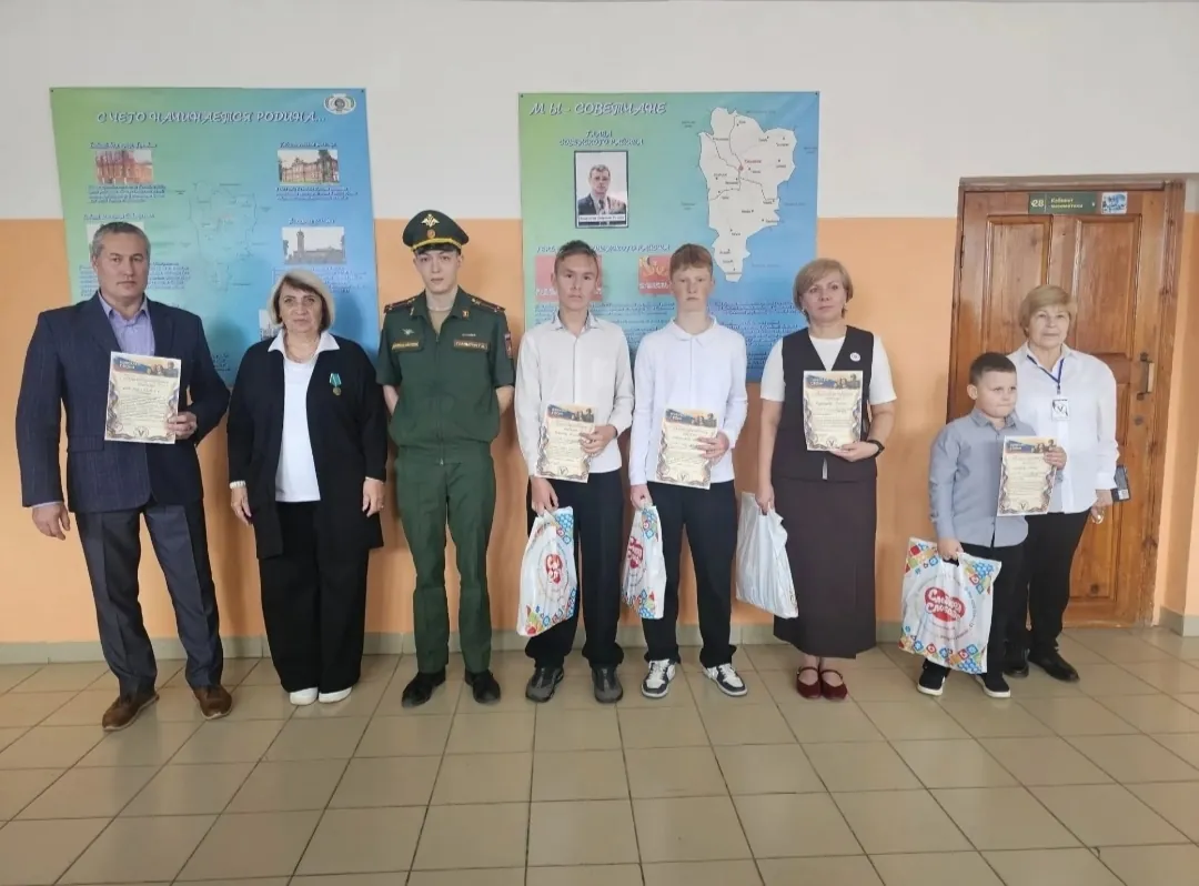 Урок мужества в школе, награждение активных школьников, работа в Воскресной школе: пошив белья, взносы, отправка пробных сетей.