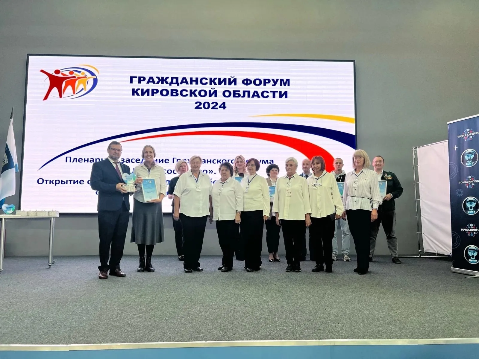 Торжественный момент вручения диплома победителя конкурса.