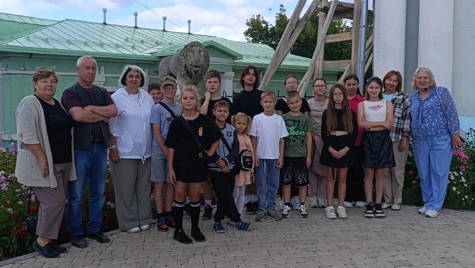 Провели праздник для детей защитников: экскурсия по городу и угощение, в школу пришли депутат и обсудили вопросы с женами погибших.