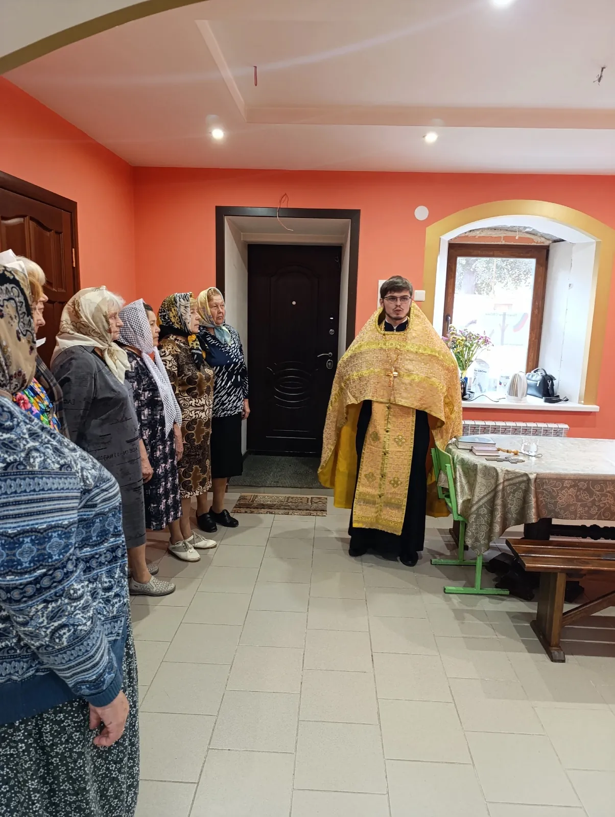 Поздравляли координатора Аркадия Зубкова, отец Михаил Пентин служил молебен, Елена Зверева принесла гуманитарку, село Муша – овощи.
