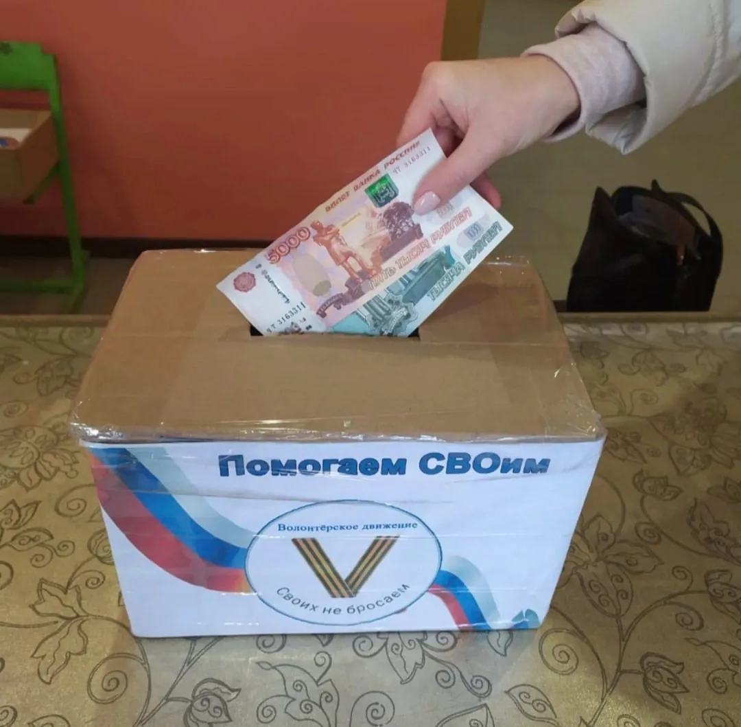 Люди продолжают нести помощь, техникум перечислил 6000 рублей, школа привезла коробки, студенты помогли с разгрузкой.