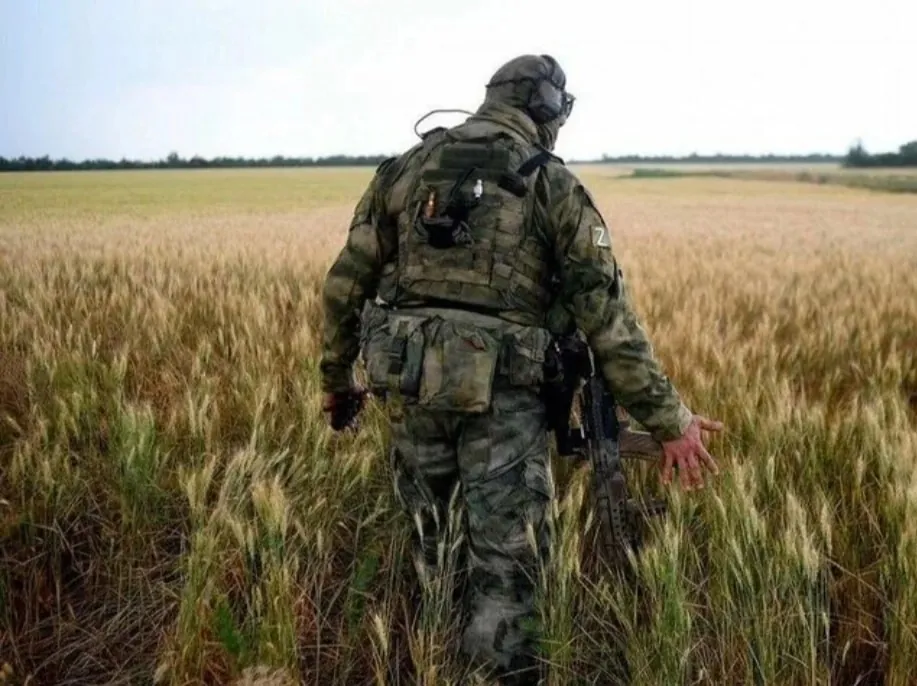 Поздравления с Днём мудрого человека от руководителей района, уборка аллеи Славы, размышления о единстве.