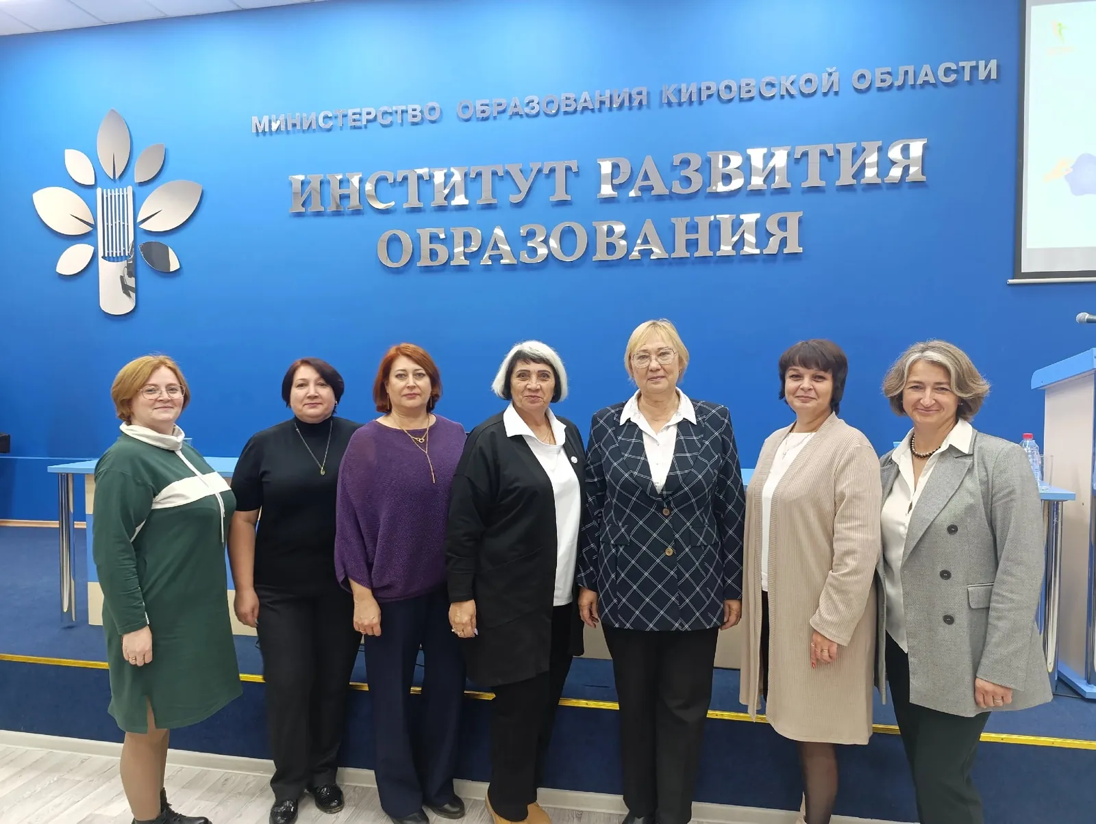 Делегация от района участвовала в областном психологическом семинаре, а в школе шла обычная работа.