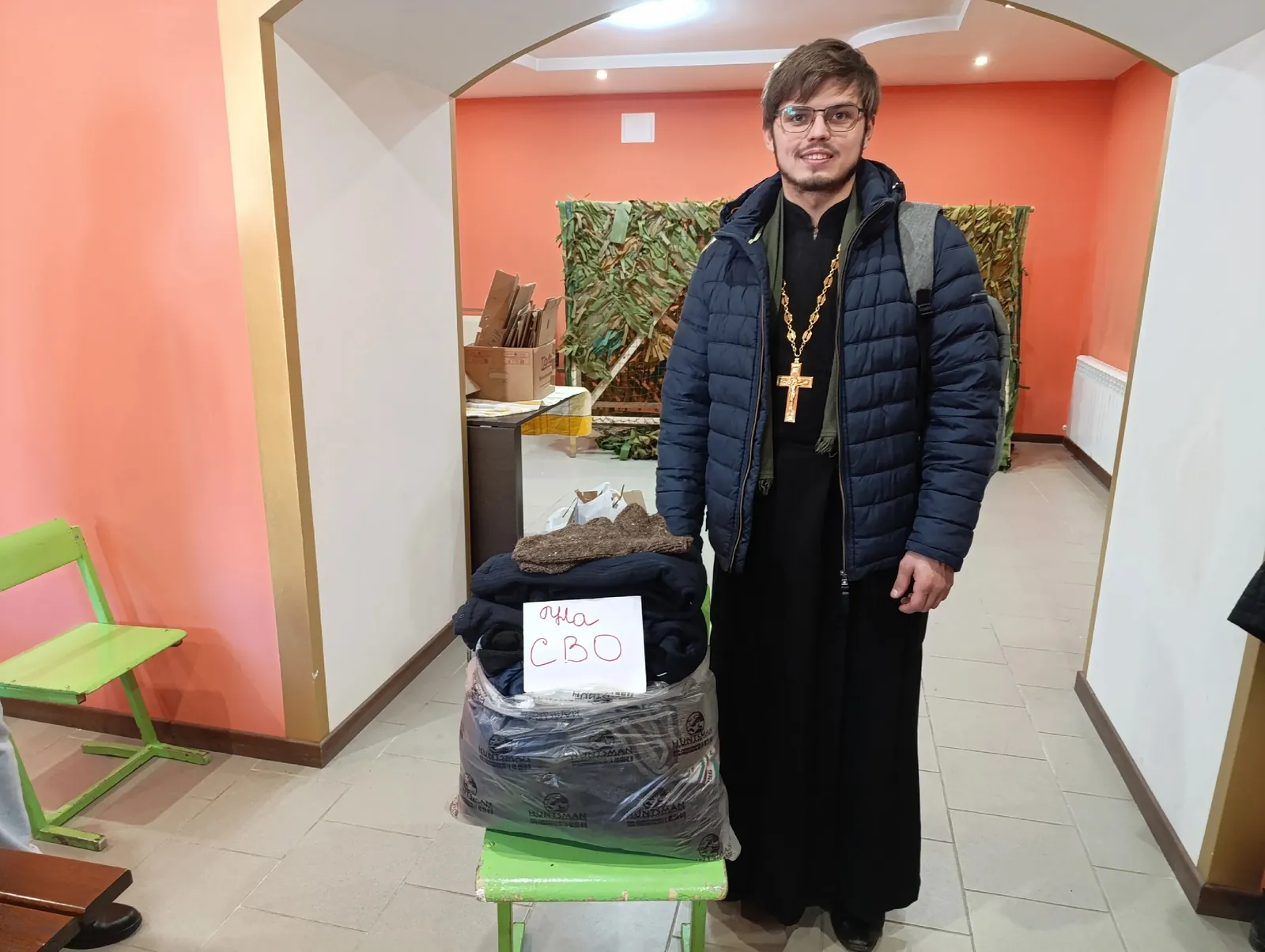 Отец Михаил привез теплые вещи для солдат, отгружено 10 маскировочных сетей, в гостях были активисты из села Муша, молодежь училась плести сети.