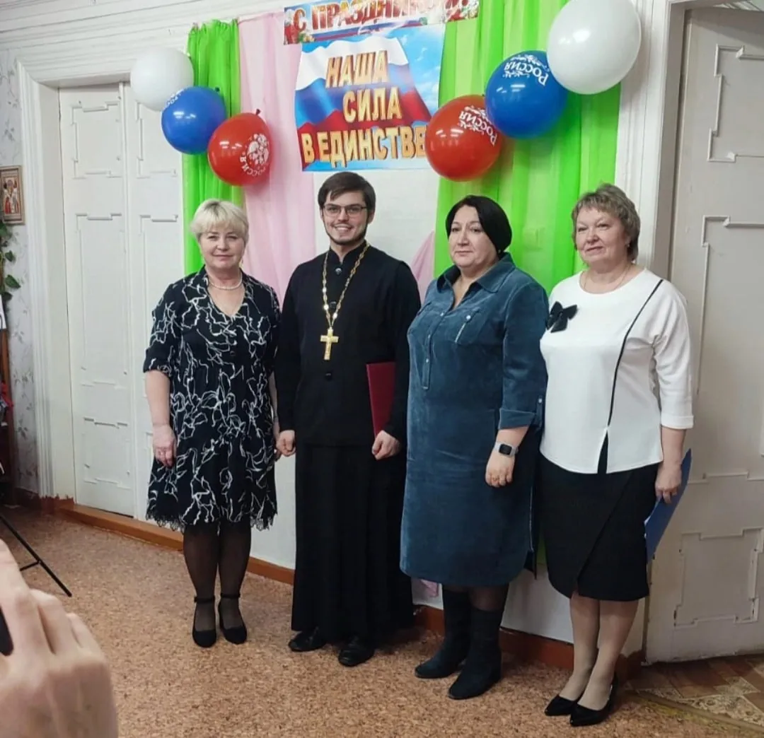 Коллектив участвовал в празднике ко Дню народного единства в клубе Ветеранов, в школе шла обычная работа, поселения Муша и Лесниково привезли сети и денежный взнос.