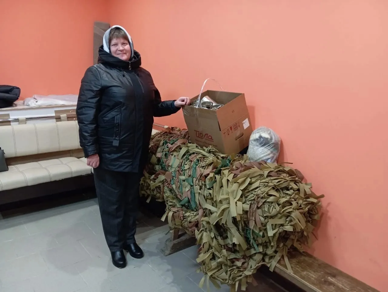 Первую готовую сеть привезли помощники из Обухово, новая сеть и носки из Лесниково, отгрузка гуманитарки с помощью бойца и случайных мужчин.