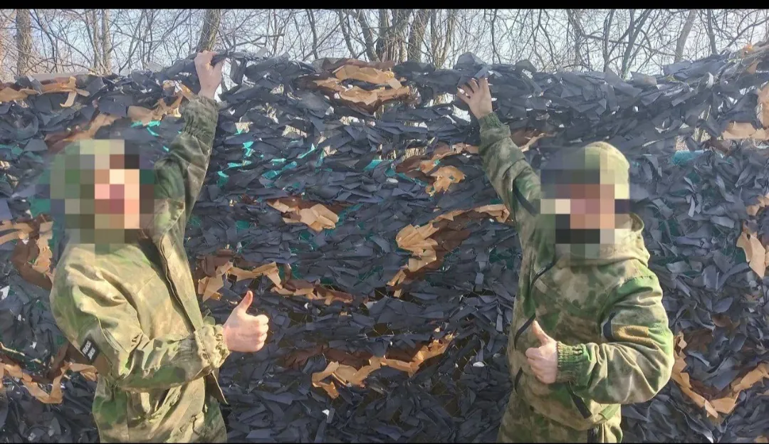 Получен фотоотчёт: сплетённые маскировочные сети дошли до бойцов.