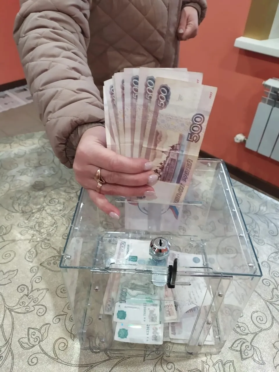 В субботу были значительные денежные взносы, визит активисток из поселений и плетение сетей с помощью лицеистов.