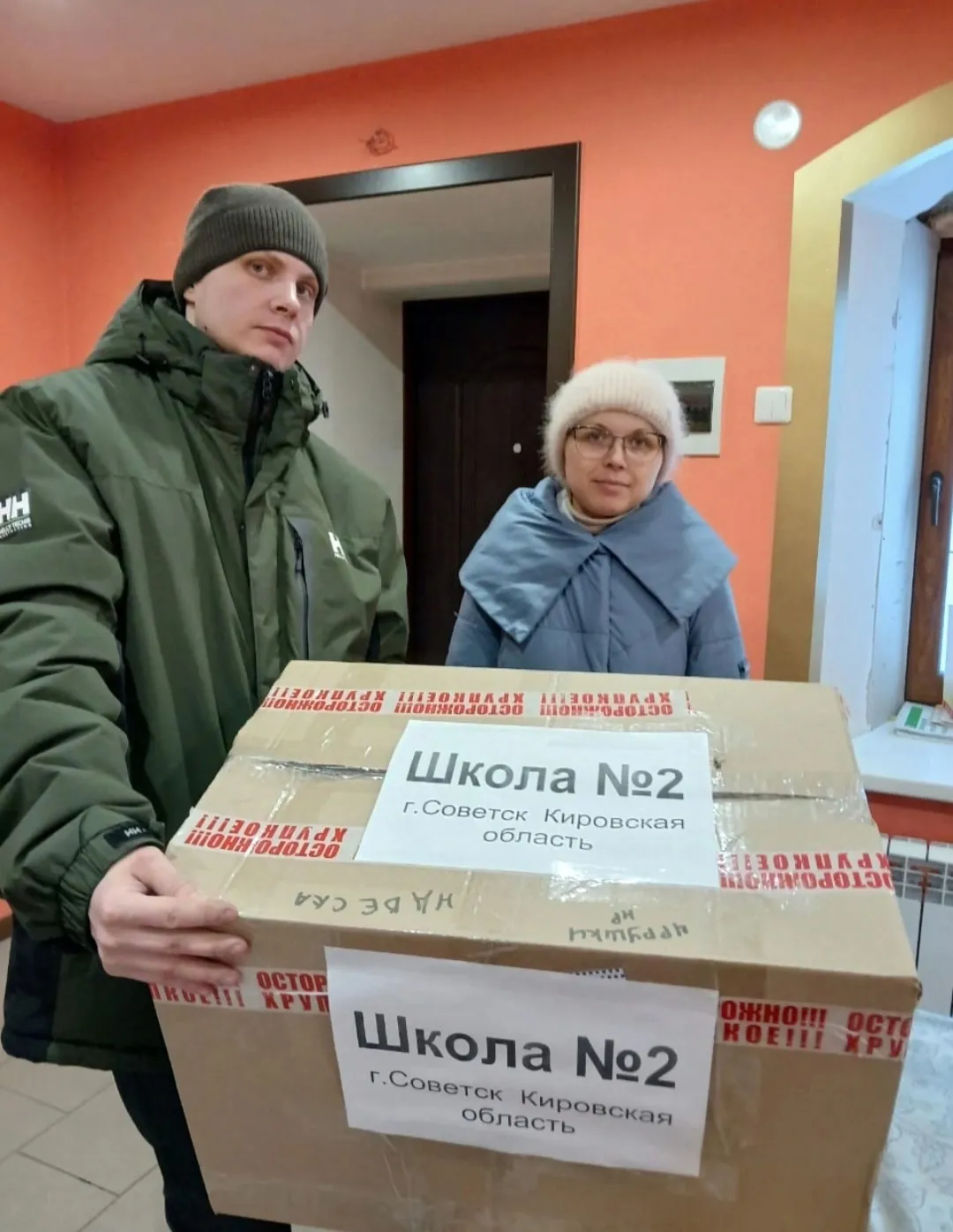 Помощь от школ и поселений: письма детям, носки, рукавицы, сладости. От Обухово привезли готовую сеть и браслеты. Активизировались дети и взрослые.