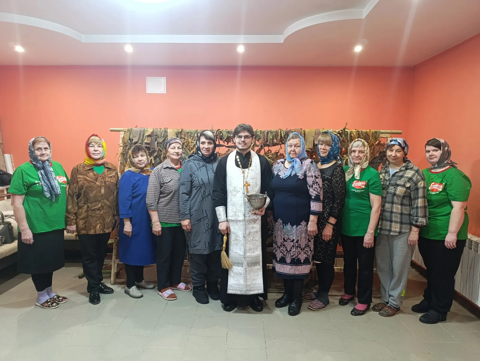 Начало недели с освящения гуманитарной помощи и визитов от школ, жителей и поселений с носками, сетями, баночками и пожертвованиями.