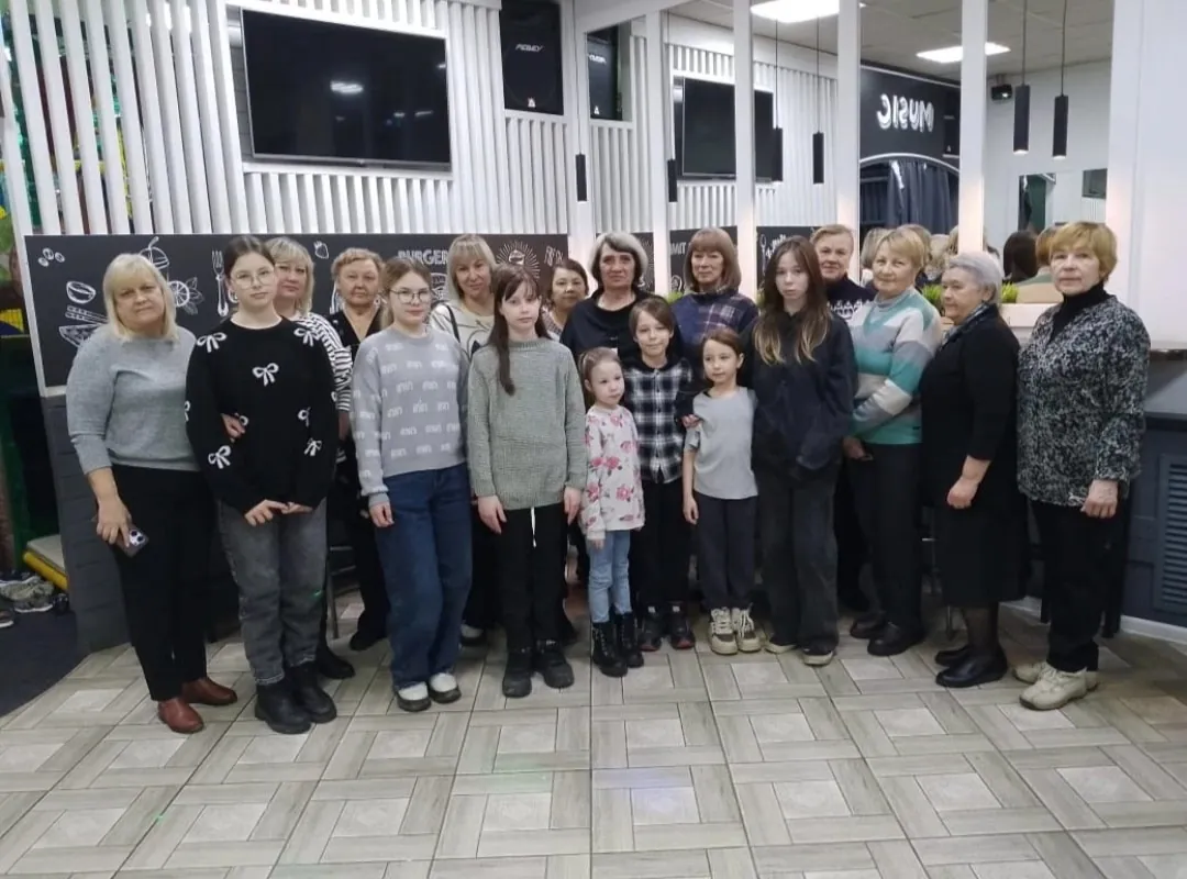 В выходной волонтеры организовали досуговое мероприятие в кинотеатре для 18 семей военнослужащих с угощением и просмотром фильма.