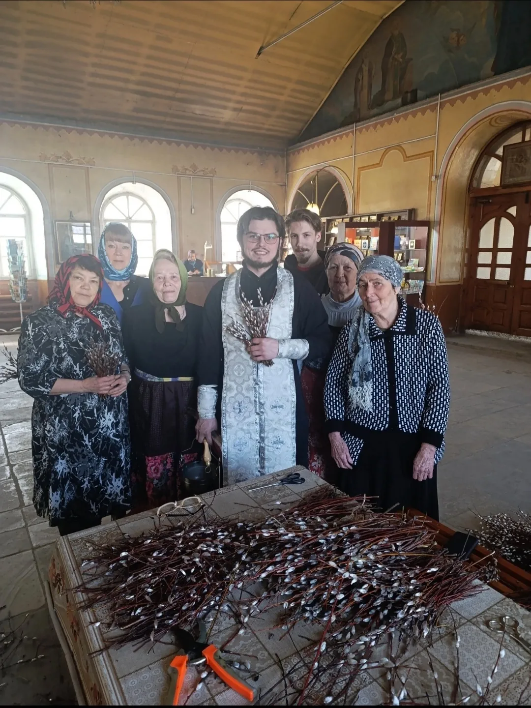 Рабочая планерка с Зубковым А.М., помощь в Успенском храме с отцом Михаилом, доставка сетей и вещей из Муша, баночки от детсада «Василёк» и денежные взносы.