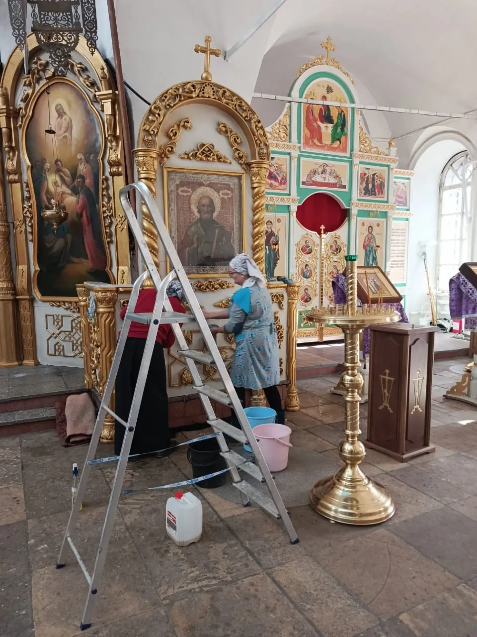 Собрали медикаменты, детские поделки, 42 браслета выживания, готовую сеть, приставку и пожертвования в копилку.