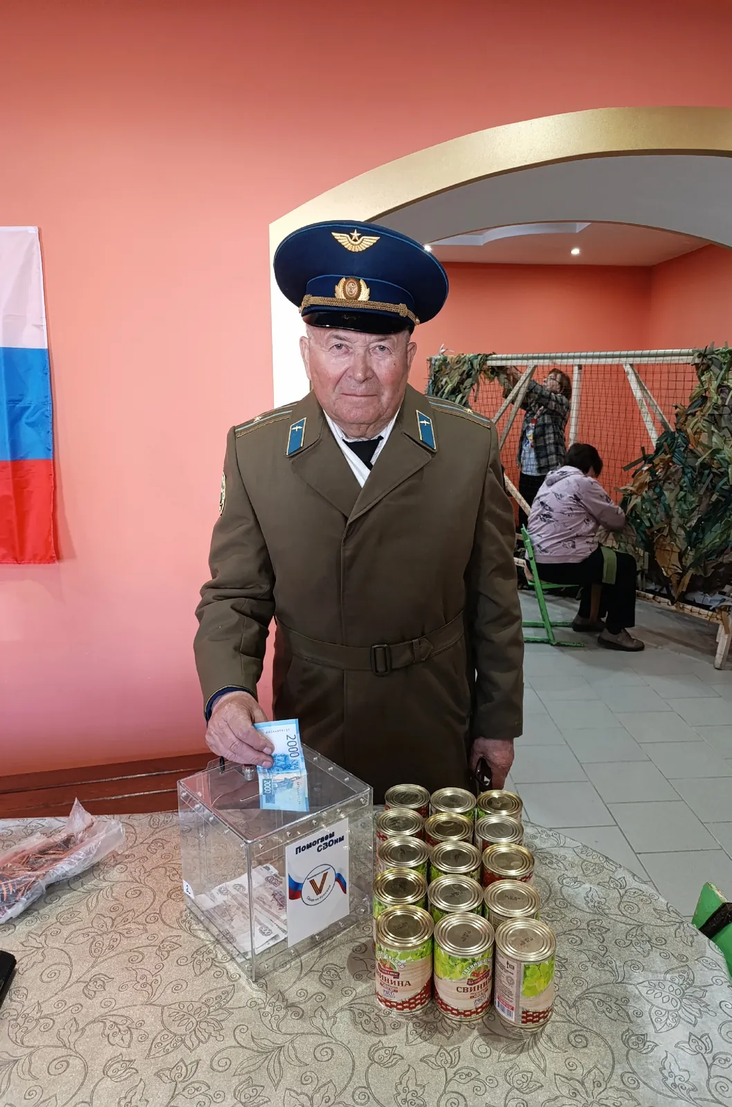Передали тушёнку и деньги на лекарства, приняли влажные полотенца, расфасовали сухари, женщины взяли ленты для сетей на дом.