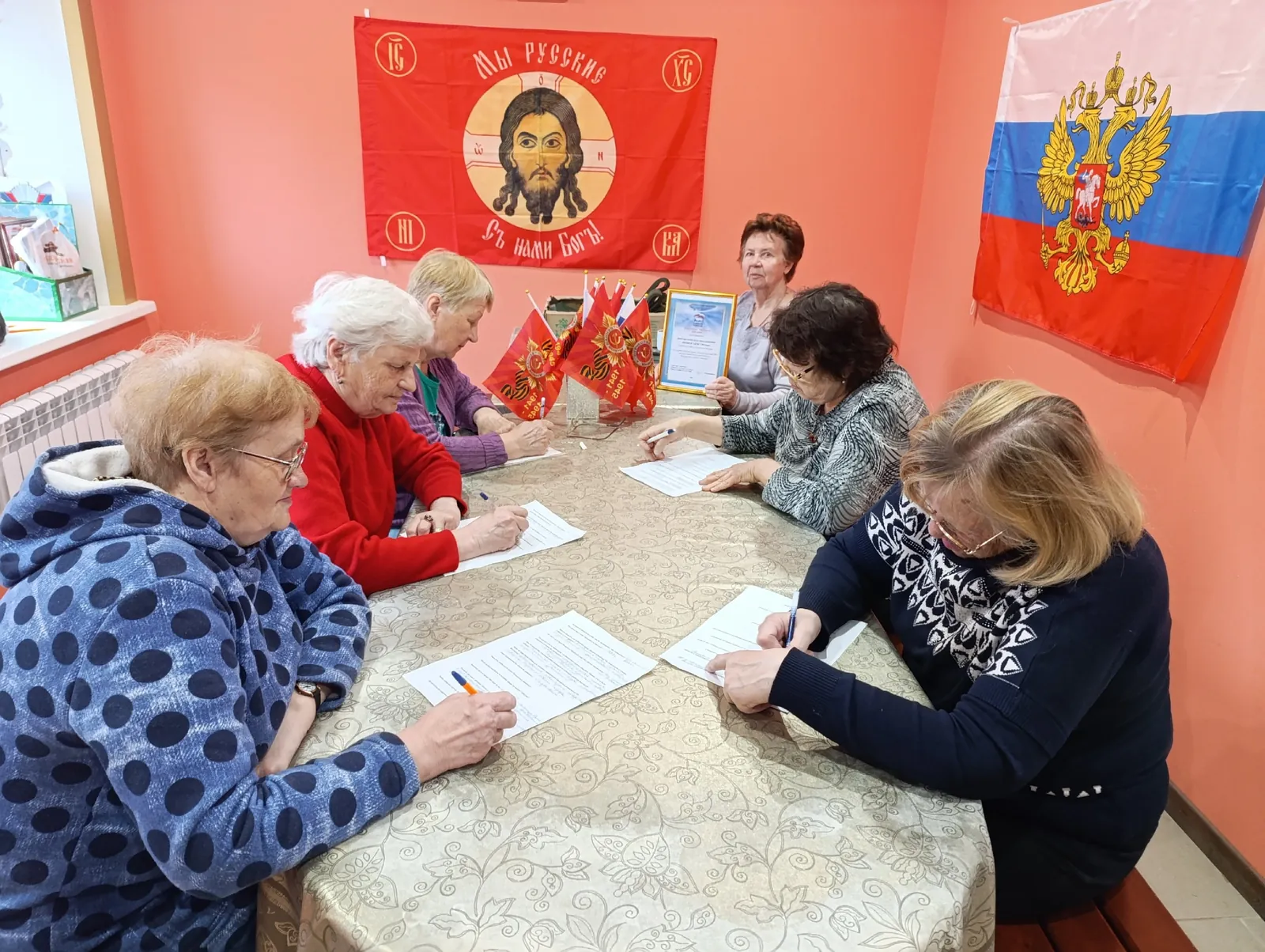 В понедельник прошла отгрузка гуманитарной помощи, работа над маскировочными сетями и приём пожертвований в копилку.