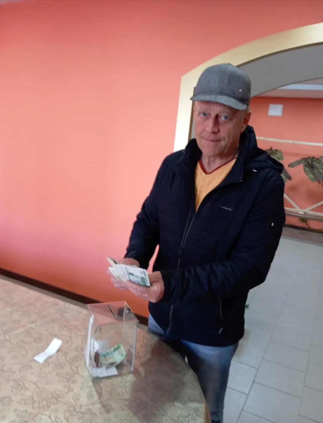 В Воскресной школе с утра принимали пожертвования от жителей, координатор Виктория Пестова отправляет посылки бойцам.
