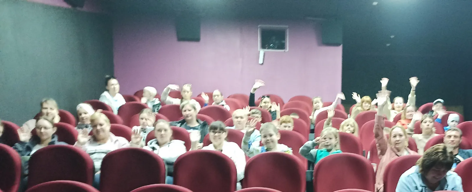 В воскресенье кинотеатр «Парус» организовал для семей военнослужащих и детей просмотр фильма, собралось 43 человека.