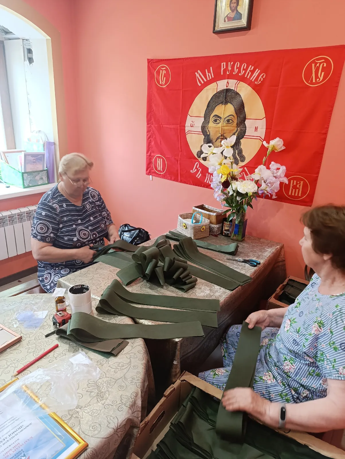Волонтёры из Пижанского района получили благодарность, в мастерской плели сети и собирали пожертвования.