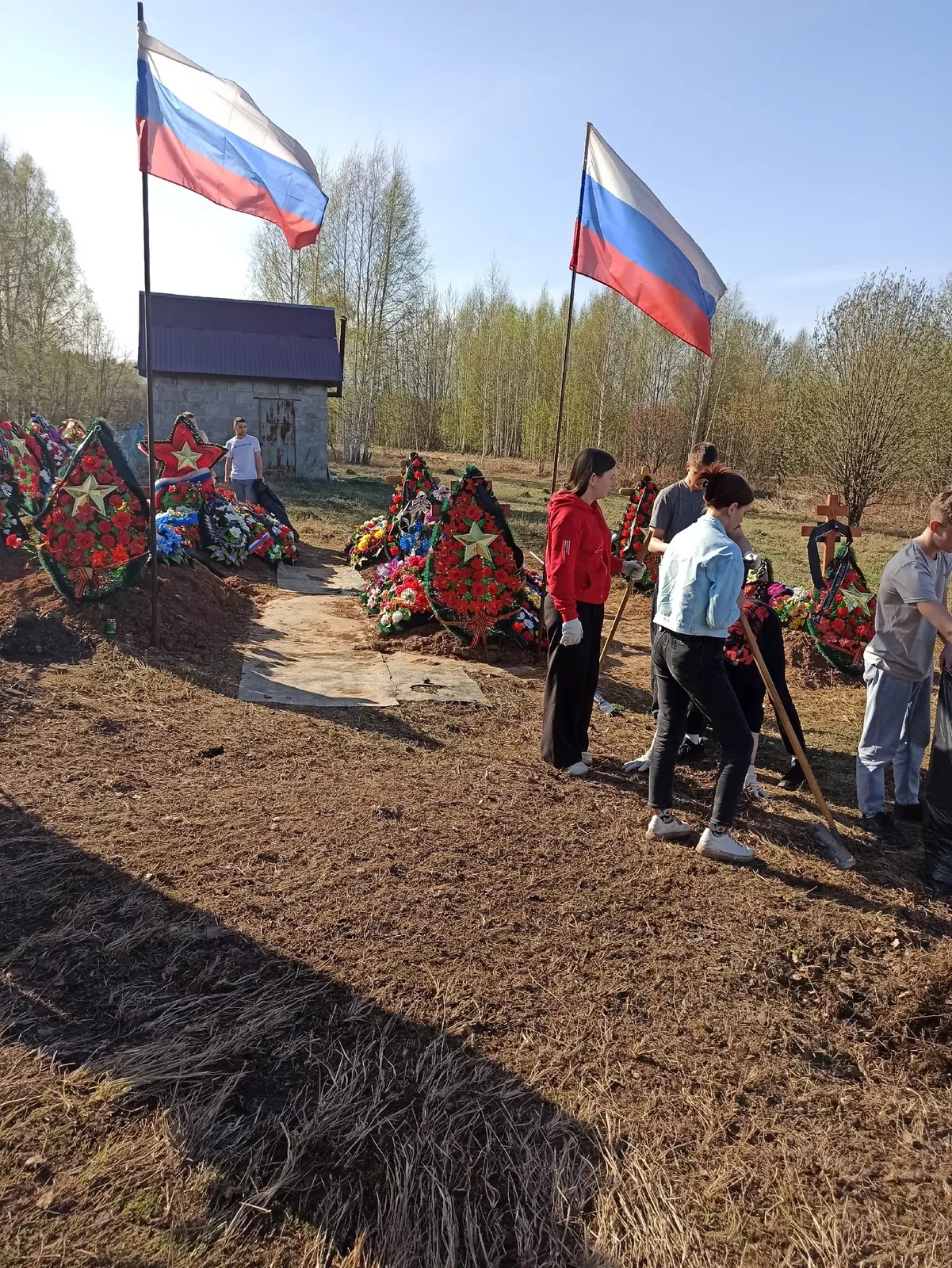 Масштабный рабочий день: субботник на аллее памяти и помощь семье бойца силами студентов, работа волонтёров в две смены.