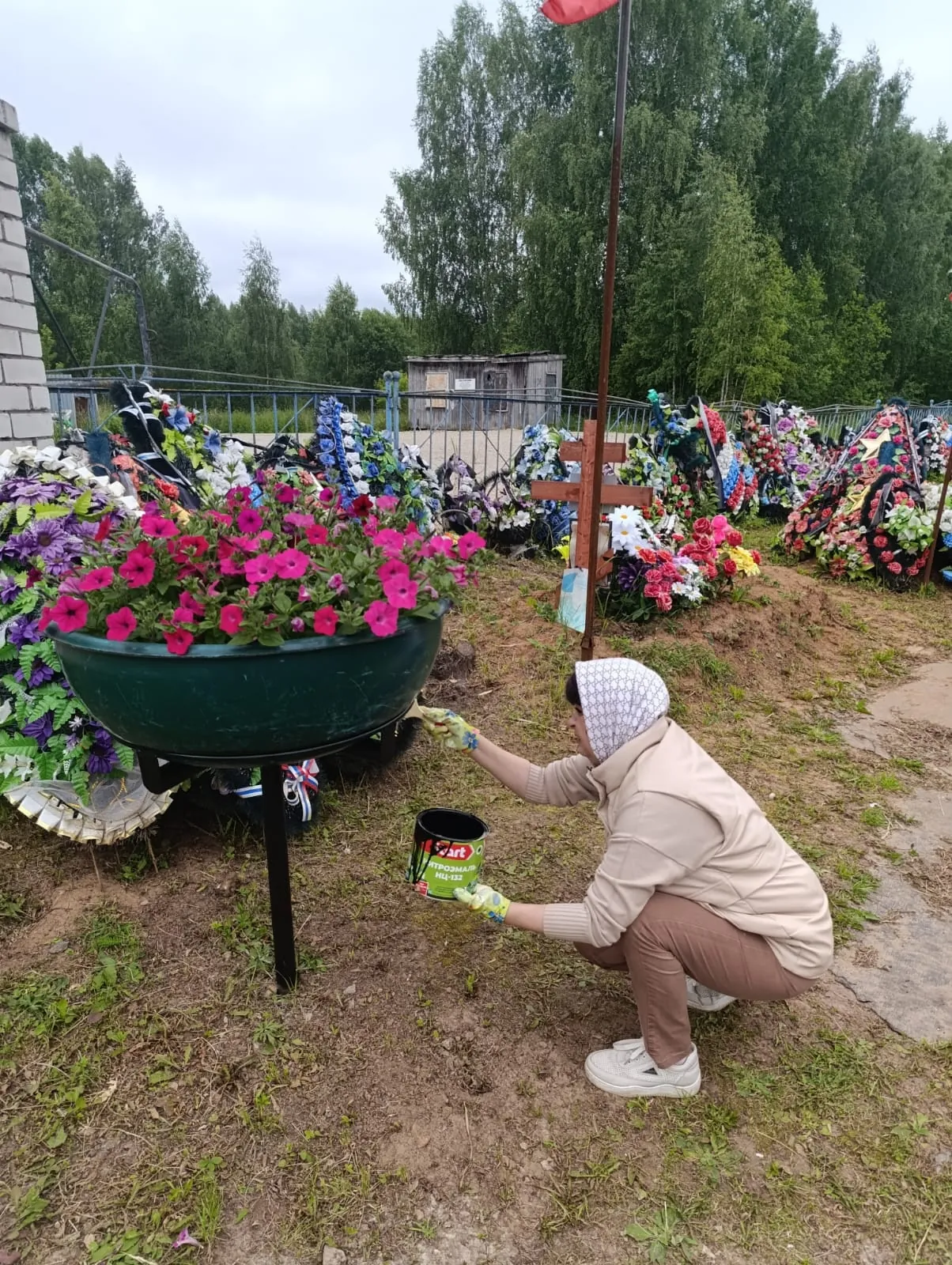 В субботу покрасили лавочки на Аллее Славы, отправили гуманитарку, приняли пожертвование и письма для солдат.