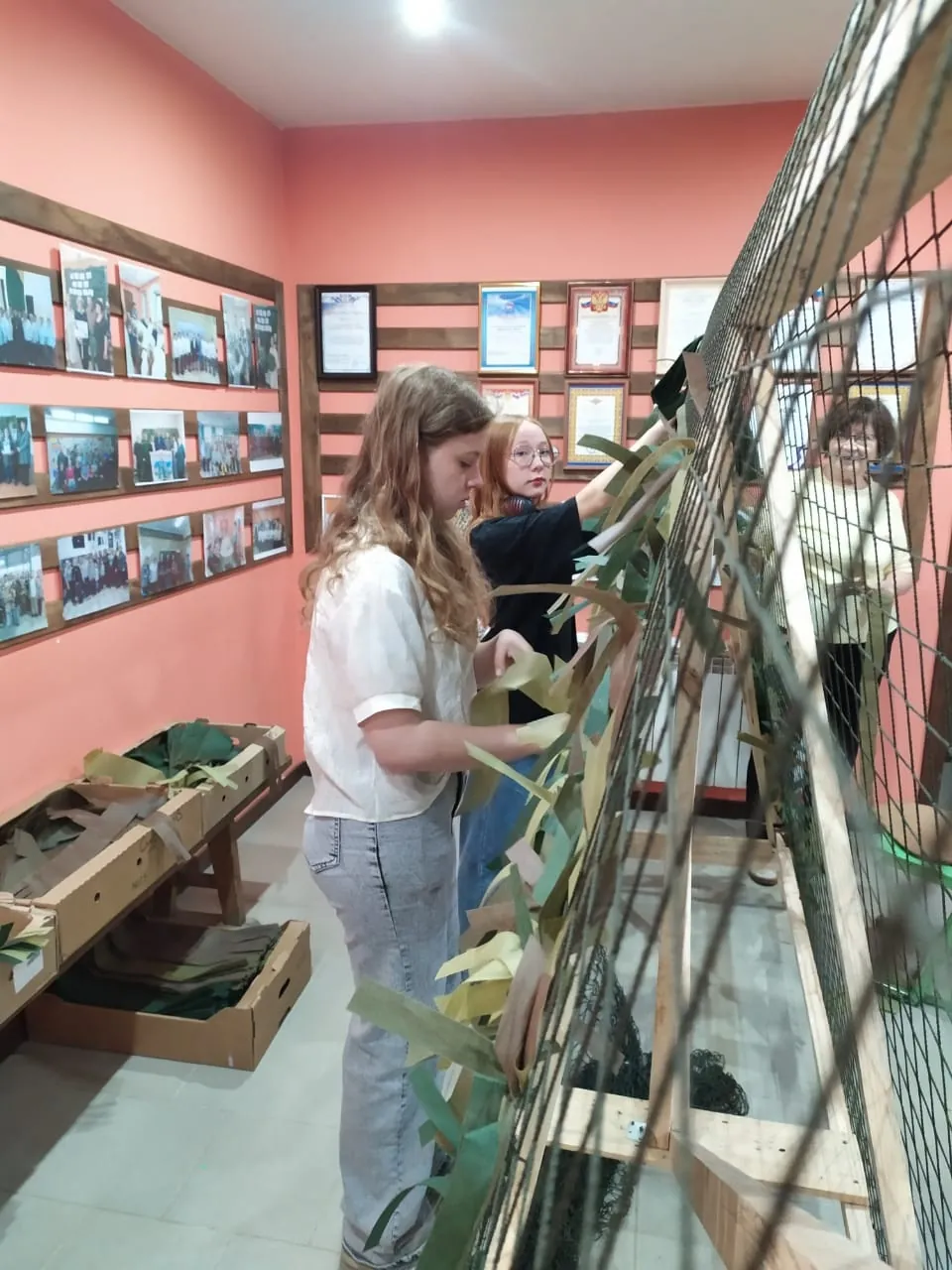 На каникулы к волонтёрам пришли дети, офицер запаса Николай Васильевич передал консервы бойцам, а Аркадий Михайлович Зубков оплатил транспорт для мероприятия.
