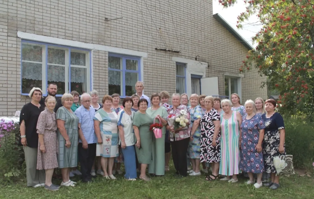 Часть коллектива поздравила Лесниковскую библиотеку с юбилеем, молодежь плела сети и нашлемники, продолжили сбор на парафин.