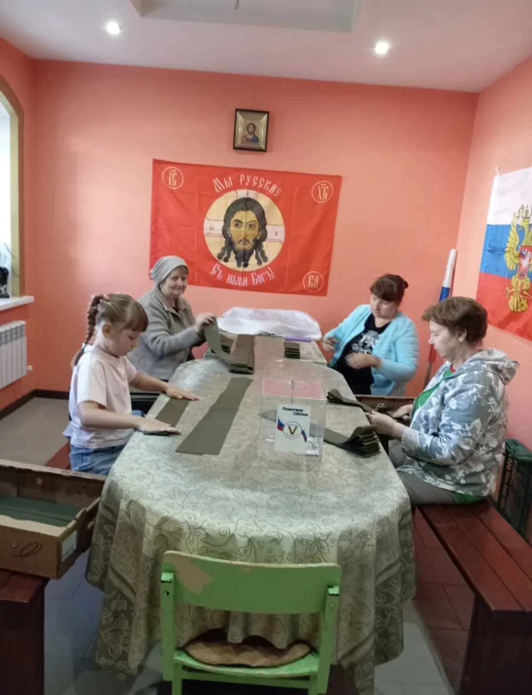 Семья Загарских, сестры Соколовы и гостья из Карачаево-Черкессии плетут сети, поселения сдали готовые, принесли гуманитарную помощь.