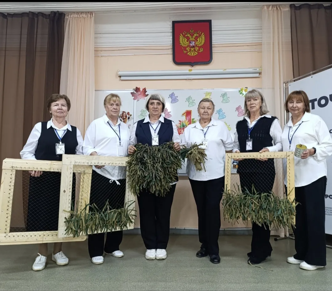 Встреча с одиннадцатиклассниками лицея: мастер-класс по плетению нашлемников и изготовлению окопных свечей.